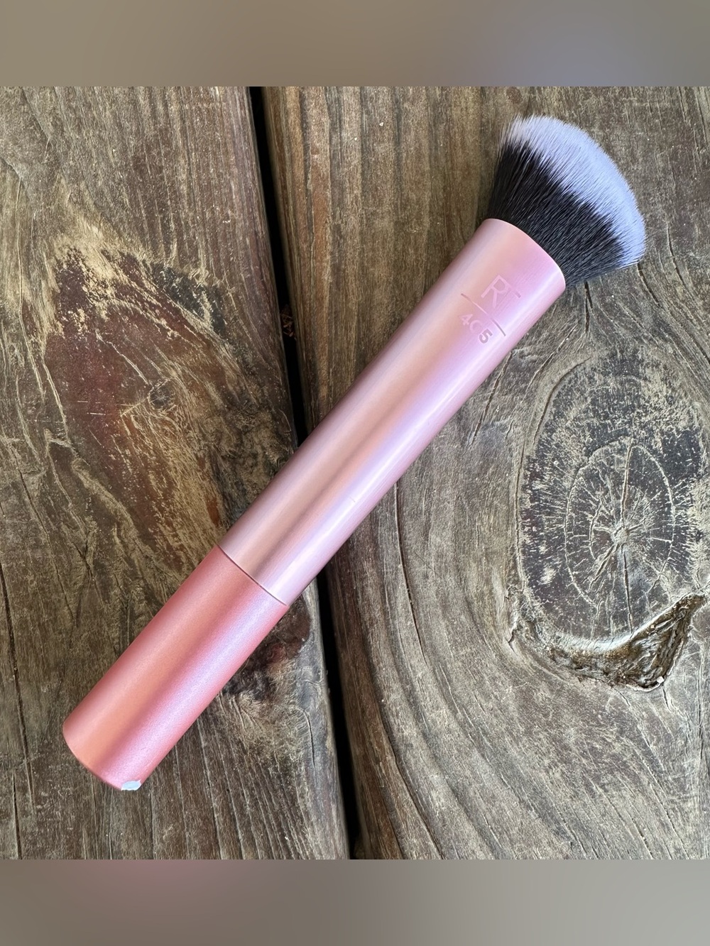 Real Techniques- instapop cheek brush- 405